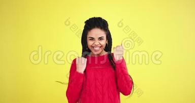 <strong>可爱</strong>的非洲女士在一个工作室与黄色<strong>背景墙</strong>微笑的镜头前和跳舞